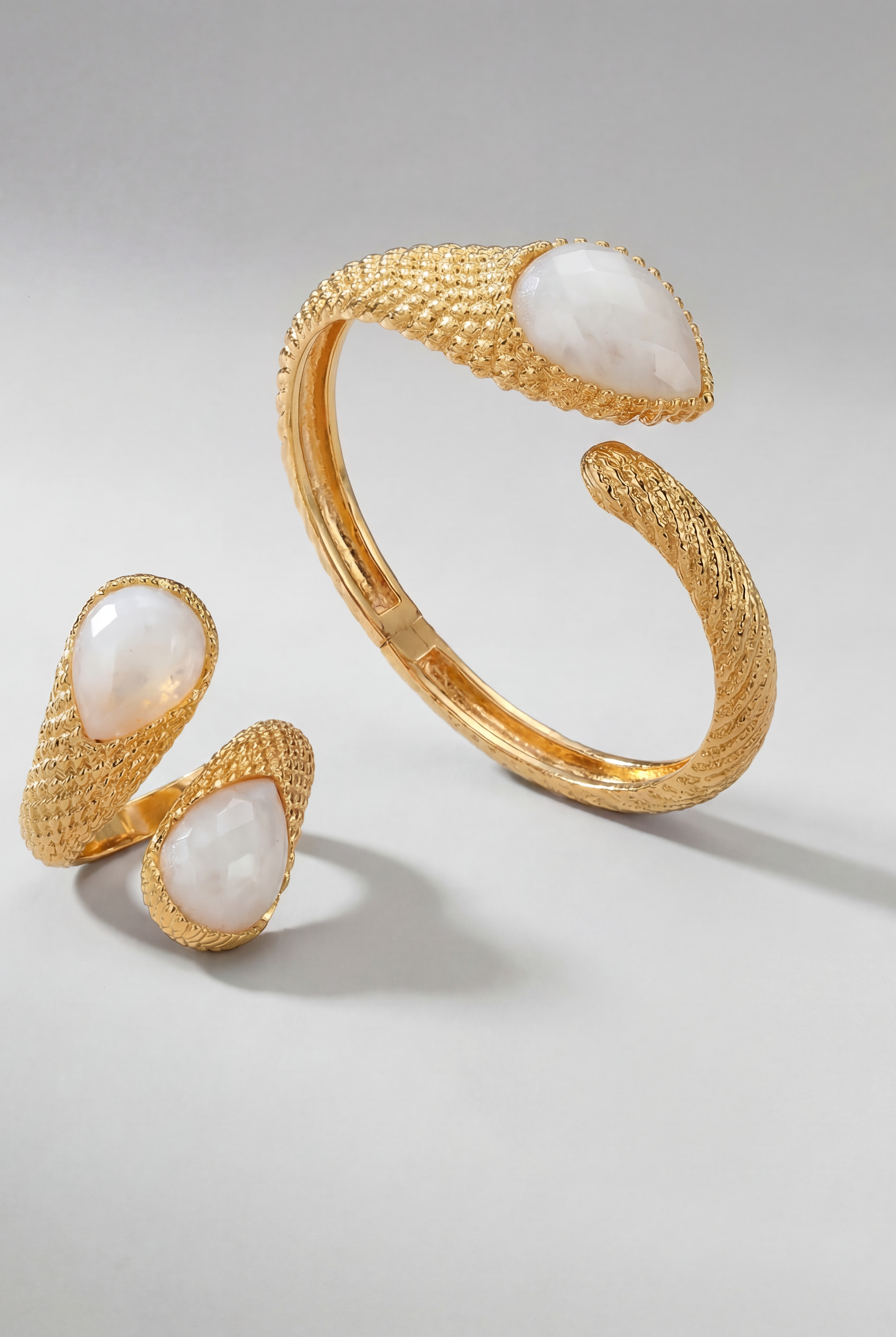 Close-up of the Serpenté Lumina set, highlighting the intricate woven gold texture and faceted stones.