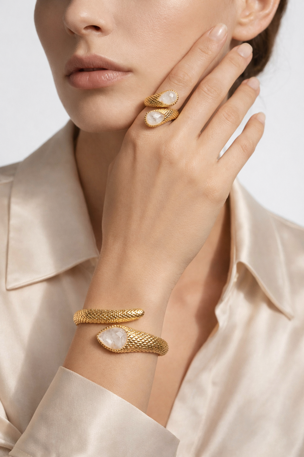 Serpenté Lumina collection golden ring and bracelet