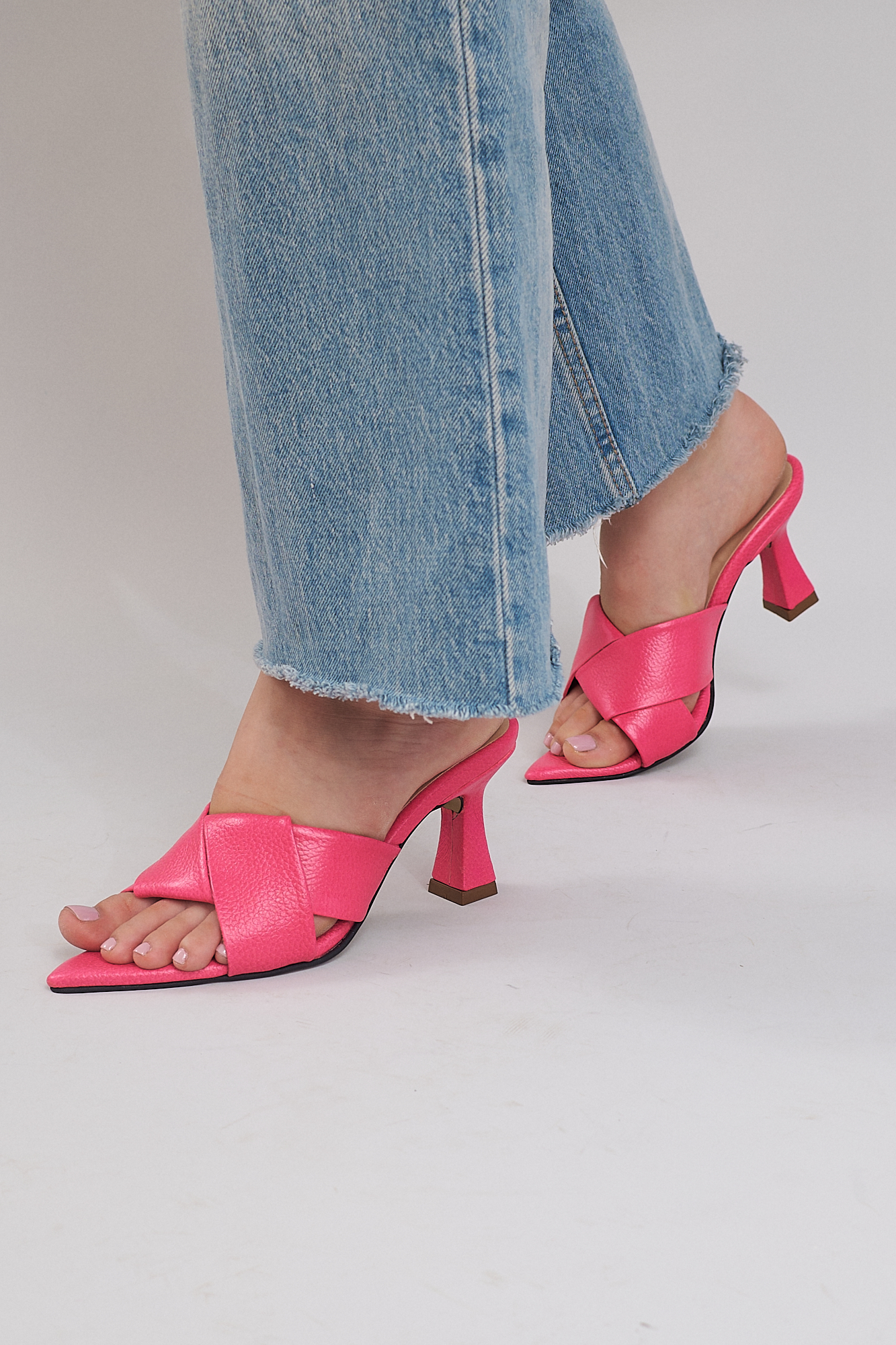 girl with jeans wearing pink peep toe pumps from emilia merz