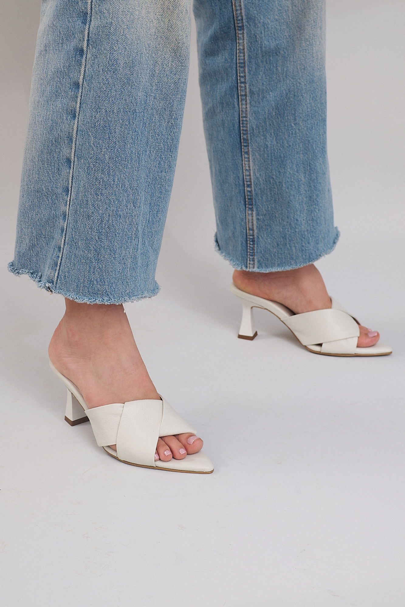 girl with blue jeans wearing white pumps from emilia merz